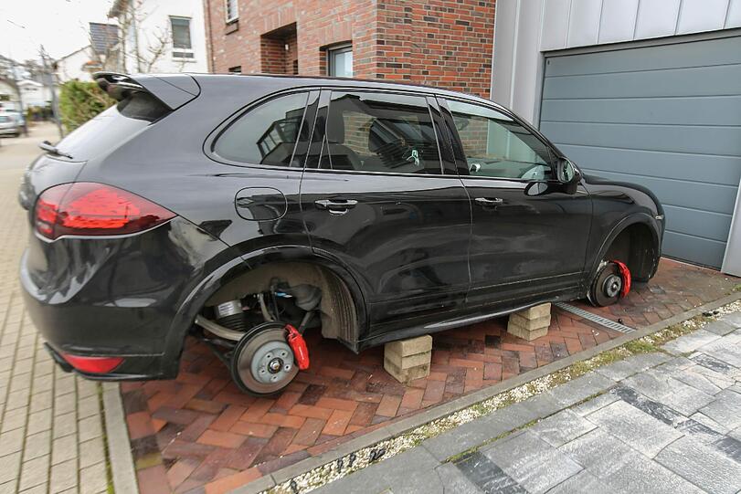 Dortmunds Stürmer Robert Lewandowski wurden die Reifen seines schwarzen Porsche Cayenne gestohlen.