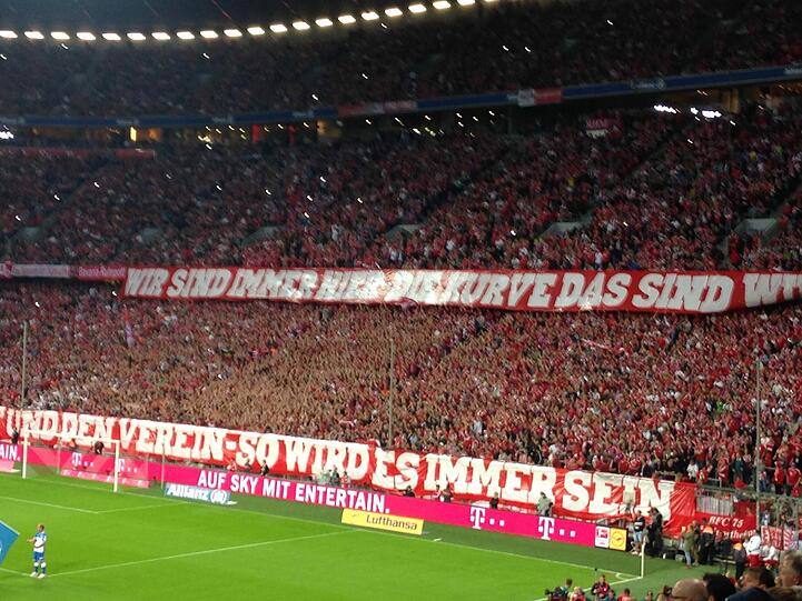 Die Bayern-Fans feiern die neue, mit Stehplätzen erweiterte Südkurve.
