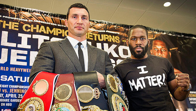 Wladimir Klitschko posiert mit seinem nächsten Widersacher Bryant Jennings. Wladimir Klitschko posiert mit seinem nächsten Widersacher Bryant Jennings.