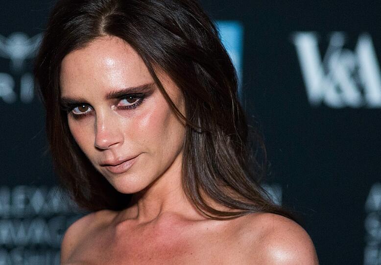 Victoria Beckham mit sehr dunklem Augen-Make-Up