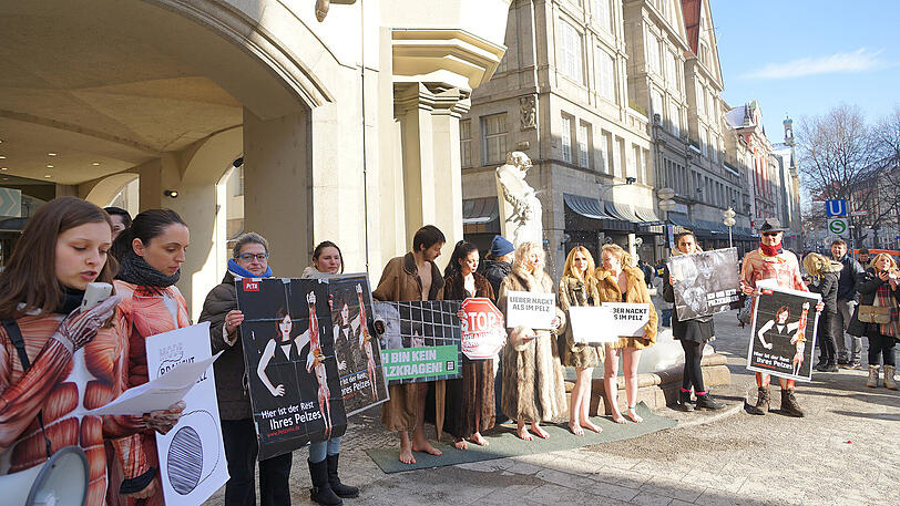 "Lieber nackt als im Pelz", mit diesem Slogan protestierte Peta gegen Pelzträger.