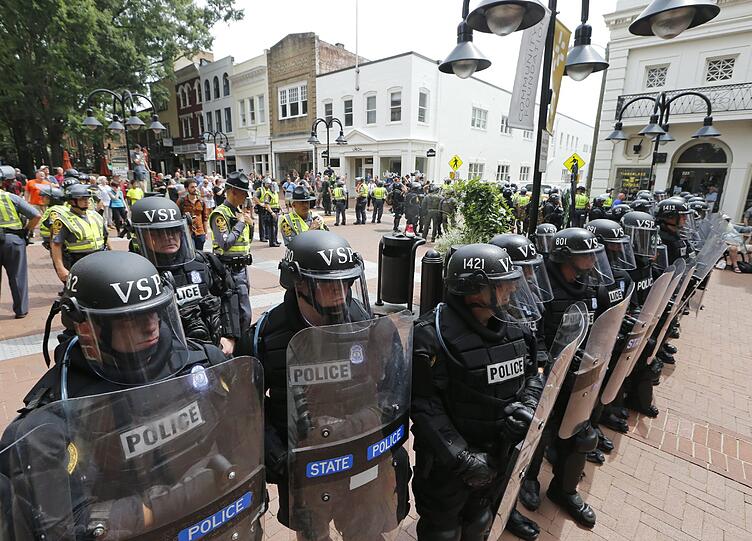 Gewalteskalation zwischen Rechten und Gegendemonstranten in den USA. Die Bilder.