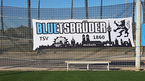 Haben am Trainingsplatz der Löwen in Oliva Nova ihr eigenes Banner: Die "Bluetsbrüder".