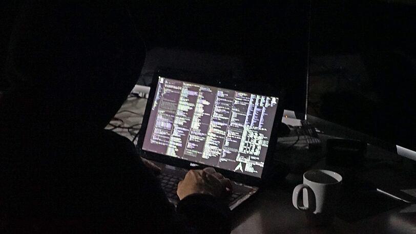 Ein Verdächtiger im Hacker-Skandal wurde festgenommen.
