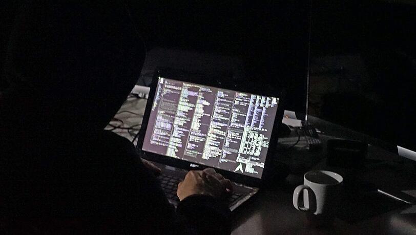 Ein Verdächtiger im Hacker-Skandal wurde festgenommen. Ein Verdächtiger im Hacker-Skandal wurde festgenommen.