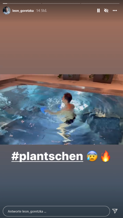 Sieht spaßig aus, ist aber extrem anstrengend: Leon Goretzka in der Reha beim Aqua Jogging. Sieht spaßig aus, ist aber extrem anstrengend: Leon Goretzka in der Reha beim Aqua Jogging.