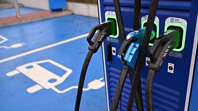 Durch Schilder oder Piktogramme wird auf die Ladesäulen für E-Autos hingewiesen. Doch es gibt noch immer zu wenige davon.