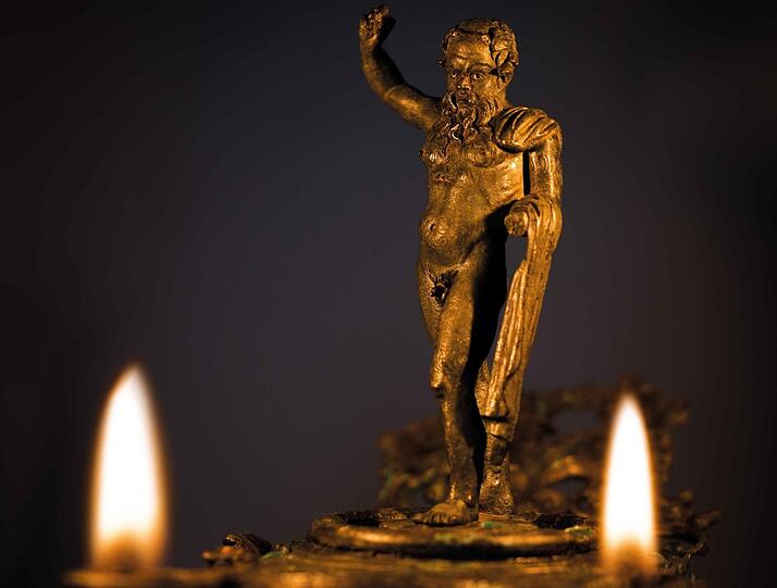 Eine Aufforderung zum Gelage scheint der bronzene Silen auszurufen. Er bildet das Zentrum der Replik eines Bilychnis, also einer Lampe mit zwei Ausgängen - in diesem Fall aus dem ersten Jahrhundert nach Christus.