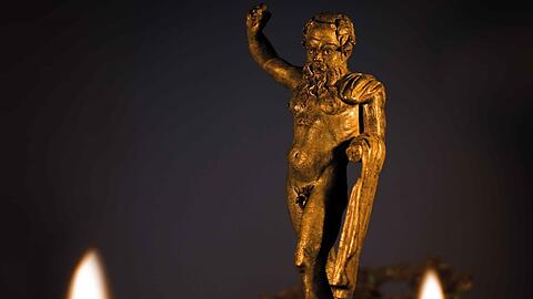 Eine Aufforderung zum Gelage scheint der bronzene Silen auszurufen. Er bildet das Zentrum der Replik eines Bilychnis, also einer Lampe mit zwei Ausgängen - in diesem Fall aus dem ersten Jahrhundert nach Christus.