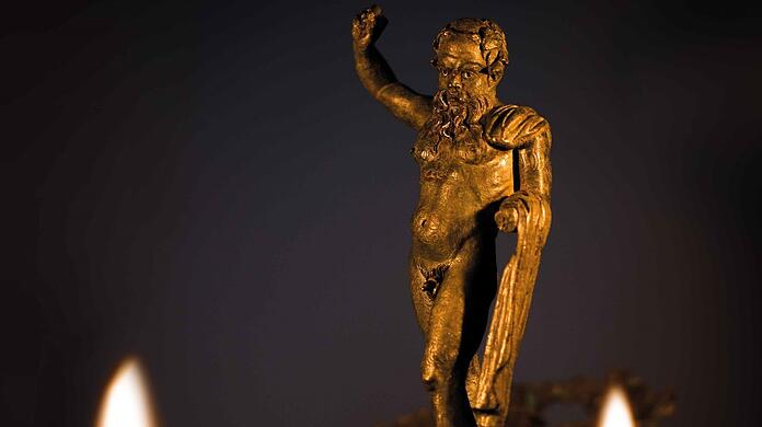 Eine Aufforderung zum Gelage scheint der bronzene Silen auszurufen. Er bildet das Zentrum der Replik eines Bilychnis, also einer Lampe mit zwei Ausgängen - in diesem Fall aus dem ersten Jahrhundert nach Christus.