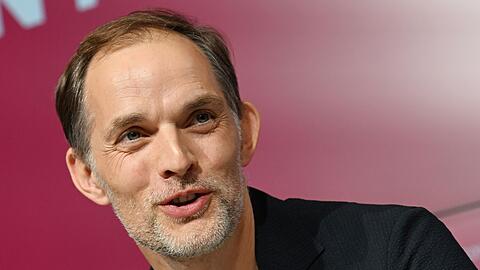 Der neue Cheftrainer Thomas Tuchel spricht bei einer Pressekonferenz.