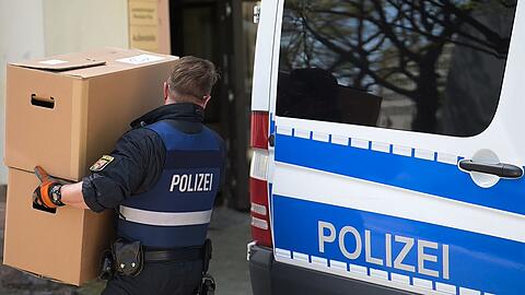 Ein Polizeibeamter entlädt am Landeskriminalamt Rheinland-Pfalz einen Transporter mit sichergestelltem Material aus einer Razzia in mehreren Bundesländern gegen die italienische Mafia 'Ndrangheta.