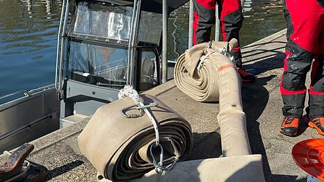 Die Beh&ouml;rden haben gr&uuml;nes Licht f&uuml;r die Benutzung von Gurten gegeben, um den Wal zum Transportschiff zu f&uuml;hren.