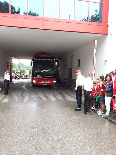 Auf dem Weg von der Säbener Straße zum Mannschaftshotel. Die Bayern-Stars gaben wartenden Fans vor dem Bundesliga-Auftakt noch ein paar Autogramme. Hier die Bilder.