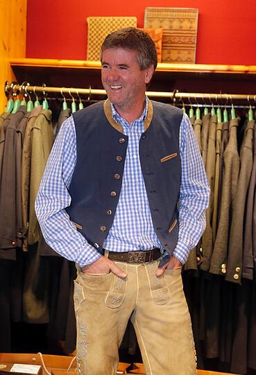 Die Löwen machen sich fit für die Wiesn: Am Dienstag wurde das Team um Trainer Friedhelm Funkel bei Loden Frey passend eingekleidet. Die Bilder!