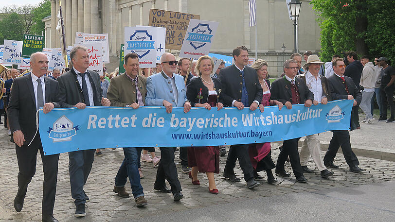 Führten die Demo an: Angela Inselkammer (Mi.), die Präsidentin des Bayerischen Hotel- und Gaststättenverbands, mit Landesgeschäftsführer Thomas Geppert (6.v.l. neben der Präsidentin) und dem Münchner Kreisvorsitzenden Conrad Meyer (4.v.l.).