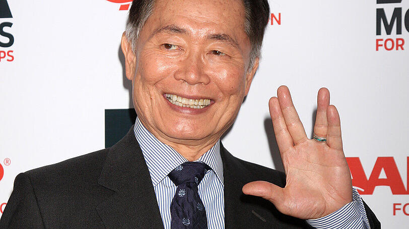 George Takei zeigt den Vulkanier-Gruß