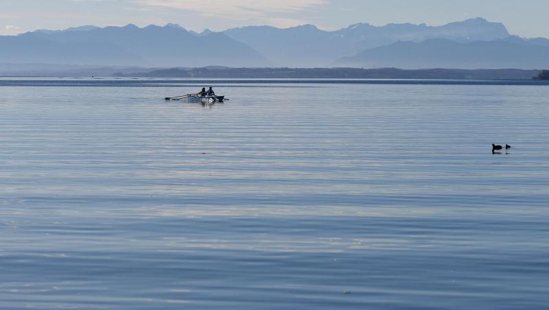 Ruderer sind auf dem Starnberger See unterwegs.