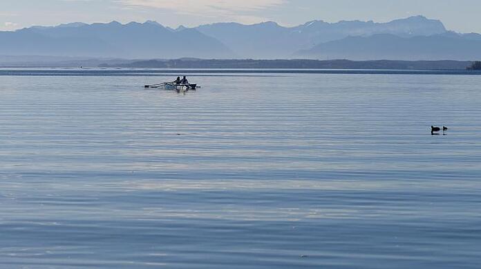 Ruderer sind auf dem Starnberger See unterwegs.
