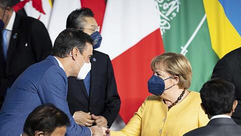 Angela Merkel begrüßt Spaniens Regierungschef Sanchez.