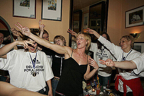So schön war der Pokalsieg 2005:  Steffi Ofenböck & Co. bei der Feier im &bdquo;Dampfnudelbäck&ldquo;.