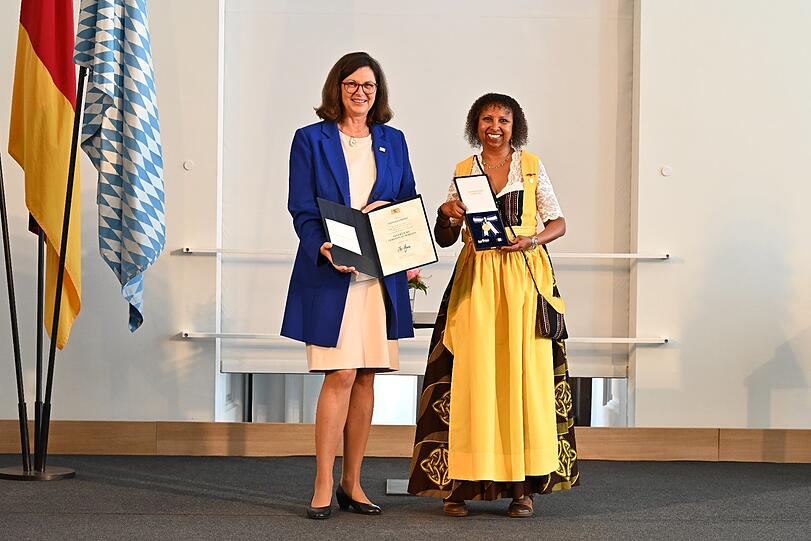 Fadumo Korn (r.) mit Ilse Aigner.