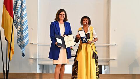Fadumo Korn (r.) mit Ilse Aigner.