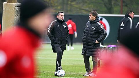 Unions neuer Trainer Nenad Bjelica (l) muss in Braga auf Sheraldo Becker verzichten.