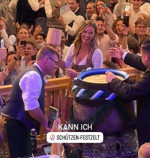 Mats Hummels' Freundin Nicola Cavanis zapfte im Schützenzelt von Familie Reinbold an.
