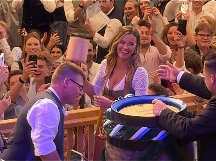 Mats Hummels' Freundin Nicola Cavanis zapfte im Schützenzelt von Familie Reinbold an.