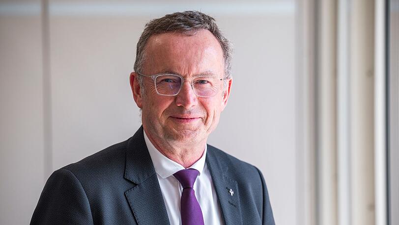 Der Landesbischof wendet sich per Post an Jugendliche in Bayern, die einen Fragebogen zum Wehrdienst von der Bundeswehr bekommen. (Archivbild)