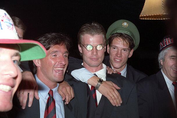 Christian Ziege auf dem Bankett der Meisterfeier des FC Bayern im Jahr 1994 mit Polizeim&uuml;tze. Daneben Bruno Labbadia und Thomas Helmer (von links).