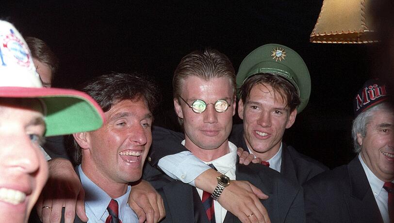 Christian Ziege auf dem Bankett der Meisterfeier des FC Bayern im Jahr 1994 mit Polizeim&uuml;tze. Daneben Bruno Labbadia und Thomas Helmer (von links).