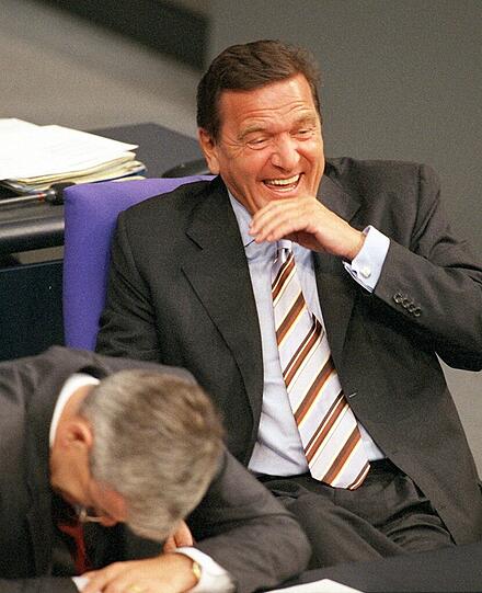 Spaß bei der Jubiläums-Feier: Gerhard Schröder und Außenminister Joschka Fischer gefällt der musikalische Rückblick der fünfziger Jahre bei der Parlaments-Sondersitzung "50 Jahre Deutscher Bundestag" 1999 in Berlin.