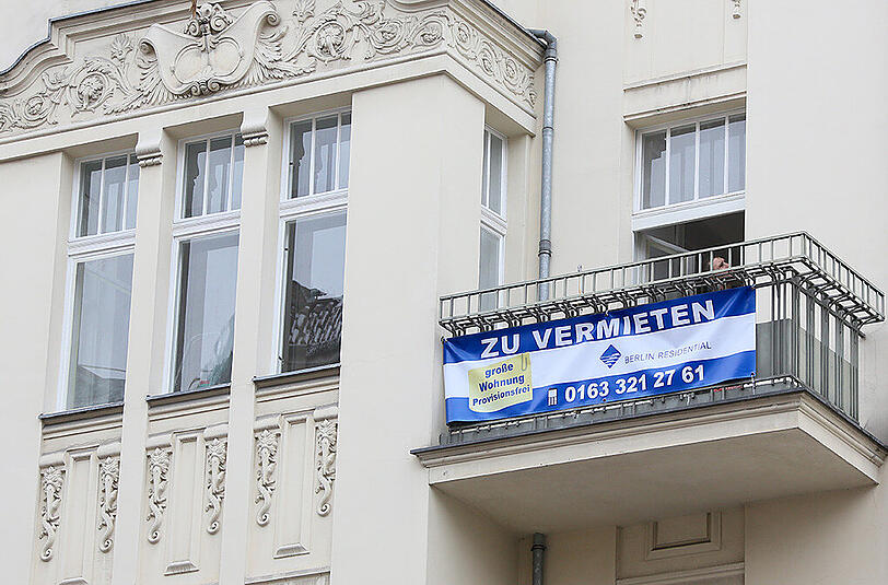 "Zu vermieten": Eine Wohnung im Berliner Stadtteil Schöneberg. Die Mietpreisbremse wird nach Erwartung von Maklern in vielen Lagen künftig für steigende statt sinkende Mieten sorgen.