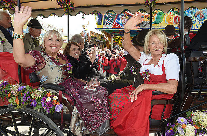 Claudia Roth (l.)