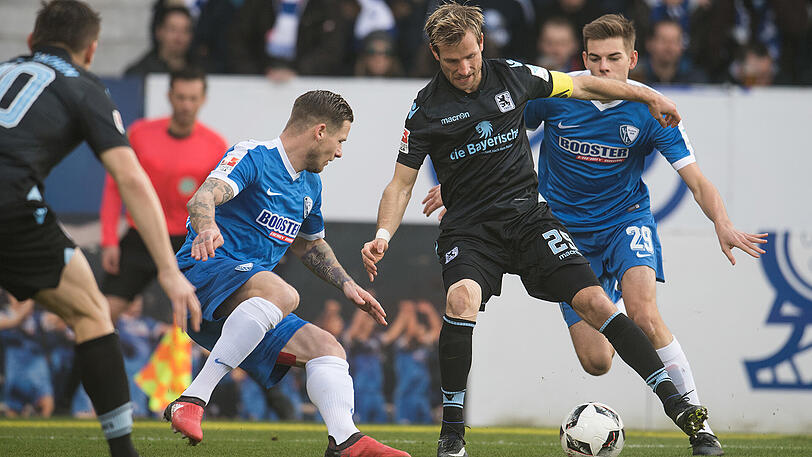 Im Hinspiel unterlag der TSV 1860 beim VfL Bochum mit 0:1 - hier muss sich Stefan Aigner (Mitte) gegen die Bochumer Timo Perthel (links) und Maxim Leitsch zur Wehr setzen.