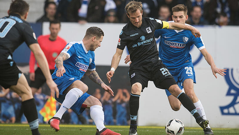 Im Hinspiel unterlag der TSV 1860 beim VfL Bochum mit 0:1 - hier muss sich Stefan Aigner (Mitte) gegen die Bochumer Timo Perthel (links) und Maxim Leitsch zur Wehr setzen. Im Hinspiel unterlag der TSV 1860 beim VfL Bochum mit 0:1 - hier muss sich Stefan Aigner (Mitte) gegen die Bochumer Timo Perthel (links) und Maxim Leitsch zur Wehr setzen.
