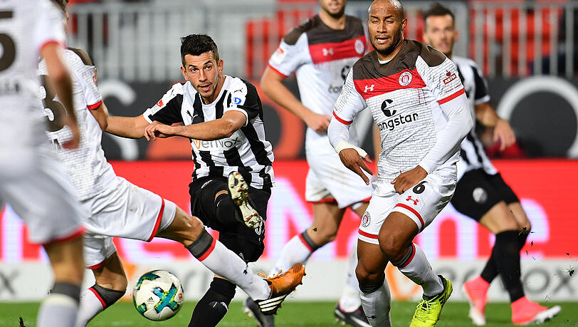 Sandhausens Julian Derstroff (l) schießt den Ball aufs Tor Sandhausens Julian Derstroff (l) schießt den Ball aufs Tor