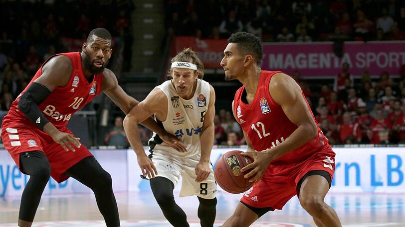 Maodo Lo (r.) und Greg Monroe (l.) feierten mit den Bayern-Basketballern einen souveränen Auftaktsieg.