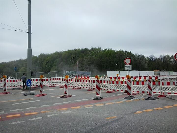 Großbaustelle: Die Brücke der Westendstraße über die A 96 wird zur Hälfte abgerissen - und die Autobahn ist gesperrt.