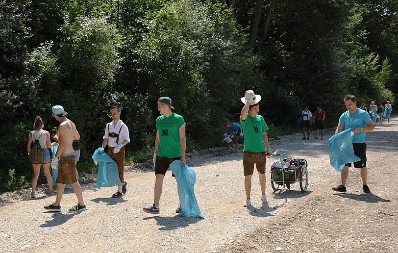 Heiße Sache: Die Burschen aus Thalkirchen und viele Helfer von rundum rückten bei drückender Hitze dem Müll an der Isar zu Leibe. Das Motto: Zammramma!