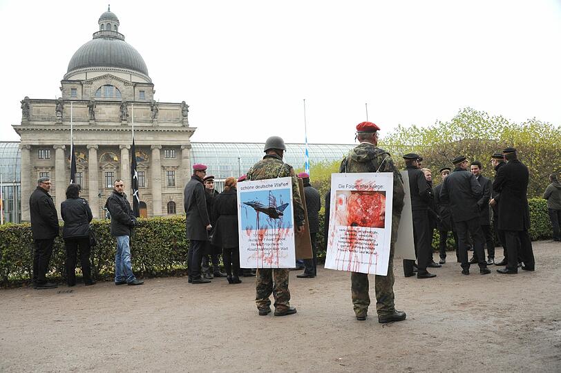 Verstörende Bilder und Kunstblut waren Teil der Aktion, die laut Veranstalter zeigen soll, wie "mörderisch und grauenhaft blutig" Kriege damals waren und noch heute sind.