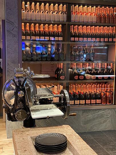 Prickelnd: Champagner-Vitrine im H'ugo's.