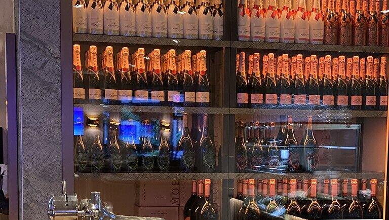 Prickelnd: Champagner-Vitrine im H'ugo's. Prickelnd: Champagner-Vitrine im H'ugo's.