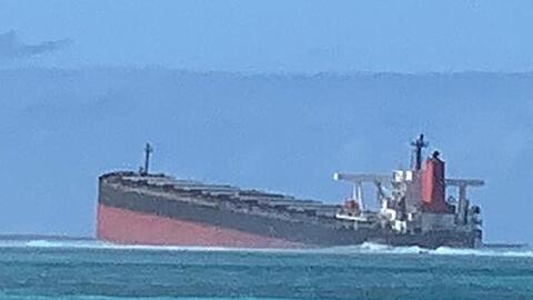 Der Frachter Wakashio, der bereits am 25. Juli auf Grund lief, liegt vor der Ostküste von Mauritius im Indischen Ozean.