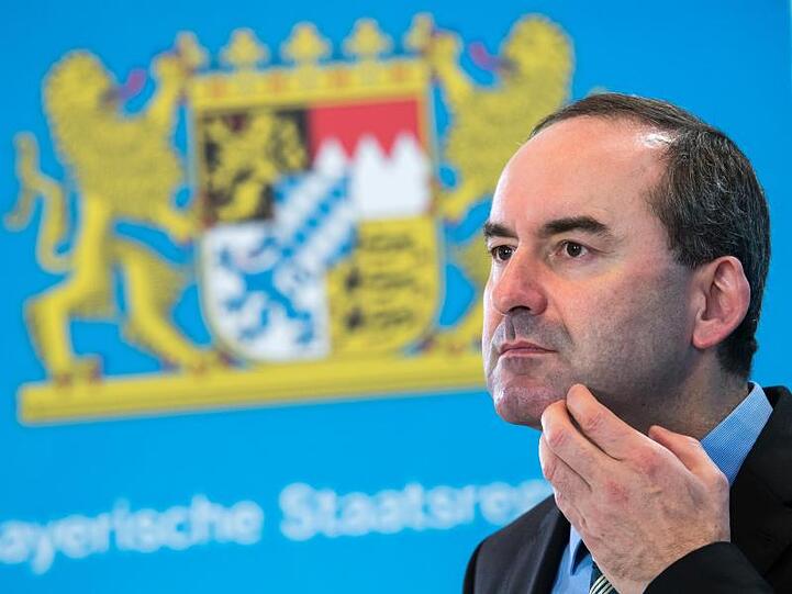 Wirtschaftsminister Hubert Aiwanger (Freie Wähler) während einer Pressekonferenz. Foto: Peter Kneffel/Archiv