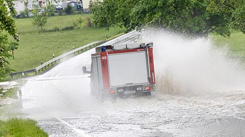 Heftige Regenfälle haben Straßen im Taunus überflutet.