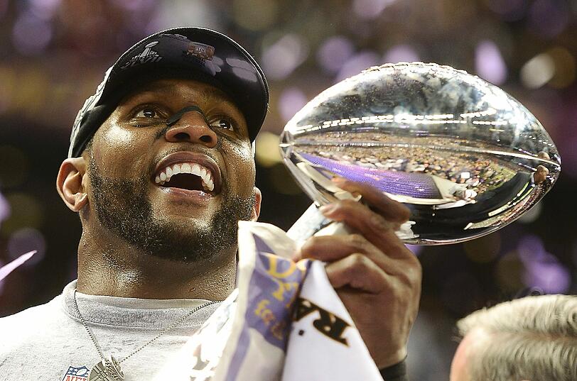Ed Reed mit dem Pokal ...