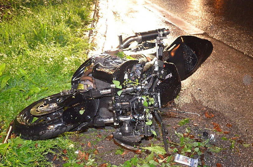 Bei Planegg kollidierte ein Motorradfahrer mit einer Lärmschutzwand. Er war stark alkoholisiert.
